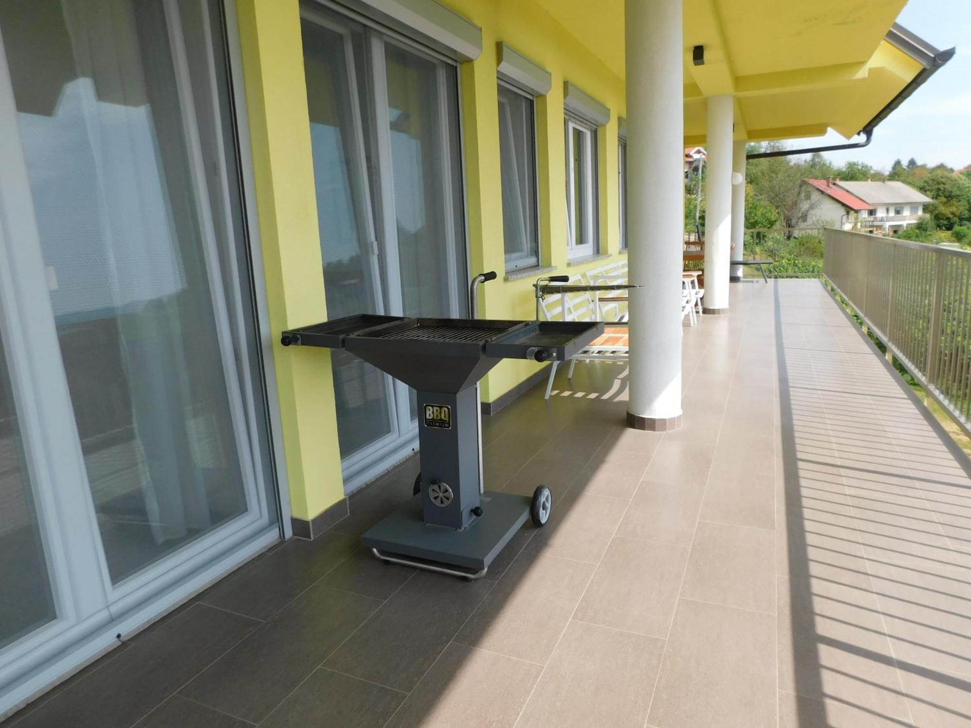 Apartment Yellow House Grabrovec *