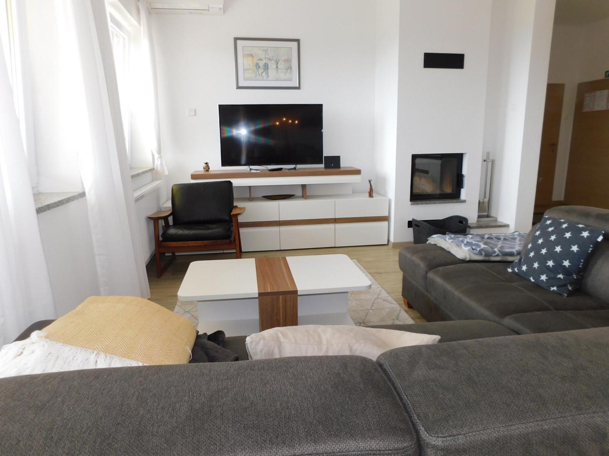 Apartment Yellow House Grabrovec
