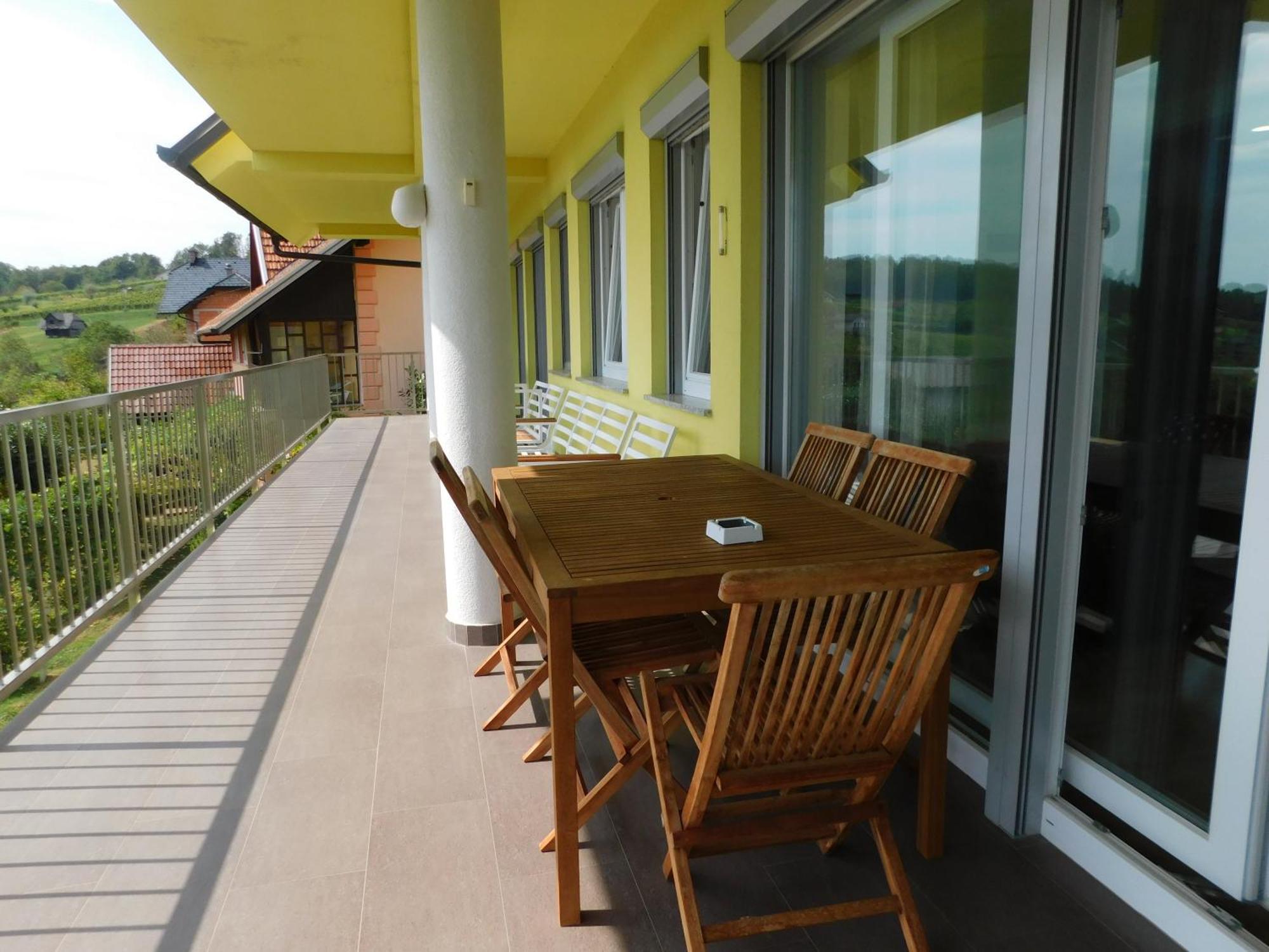 Apartment Yellow House Grabrovec Metlika