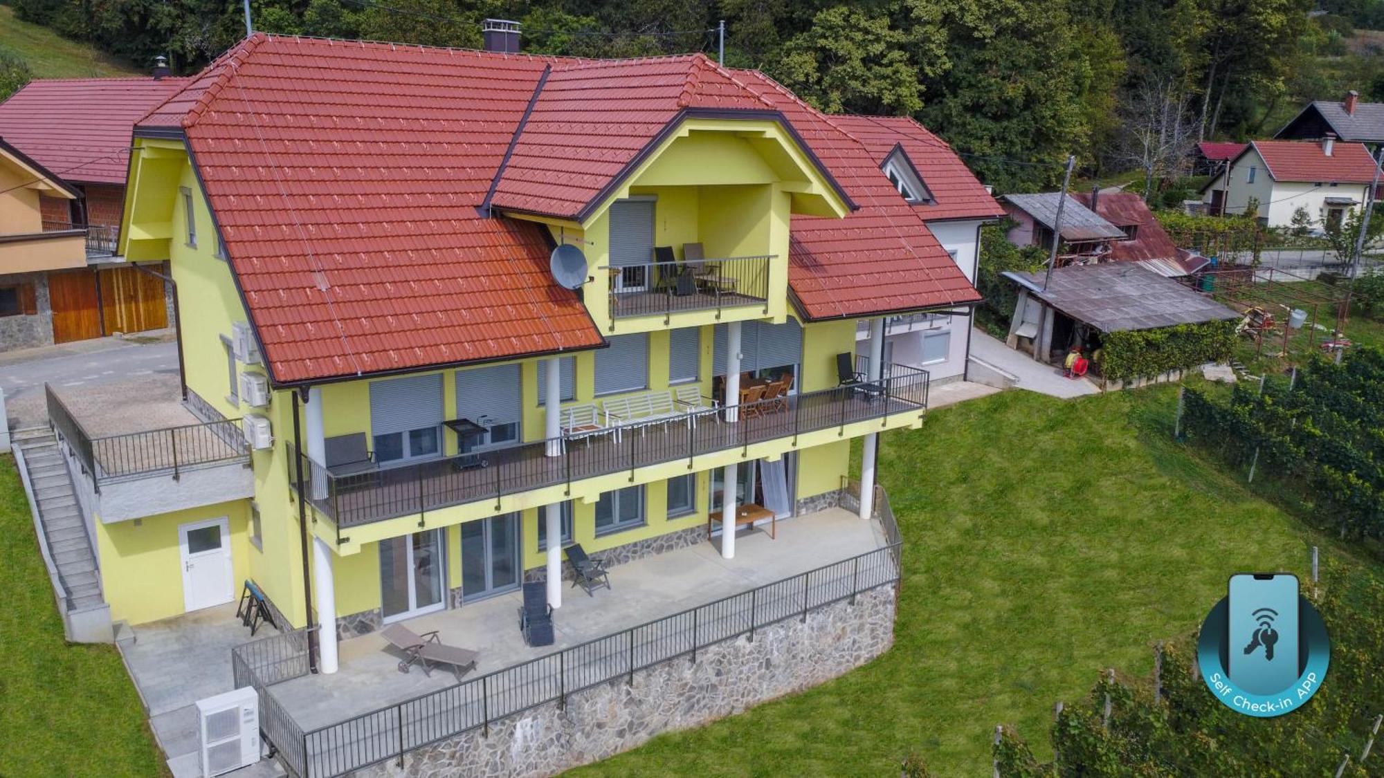 Apartment Yellow House Grabrovec